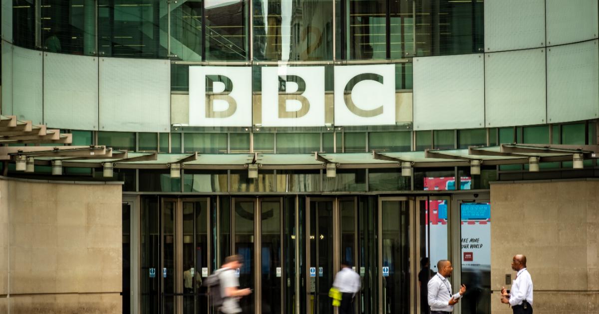 2.000 de angajați ai BBC News vor fi concediați. Este cel mai mare val de disponibilizări din ultimii 15 ani