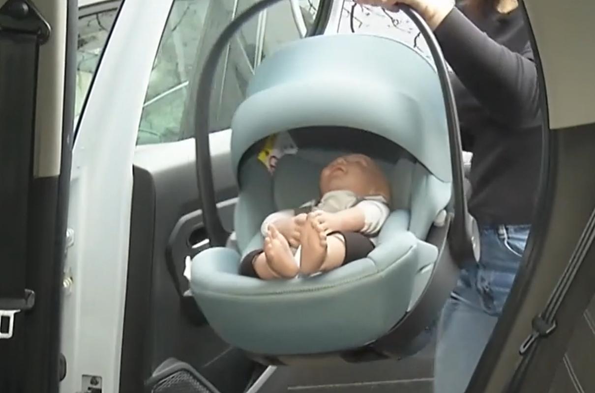 Sunt taximetriștii și șoferii de ridesharing obligați să aibă scaun de copil în mașină? Ce spunea legea