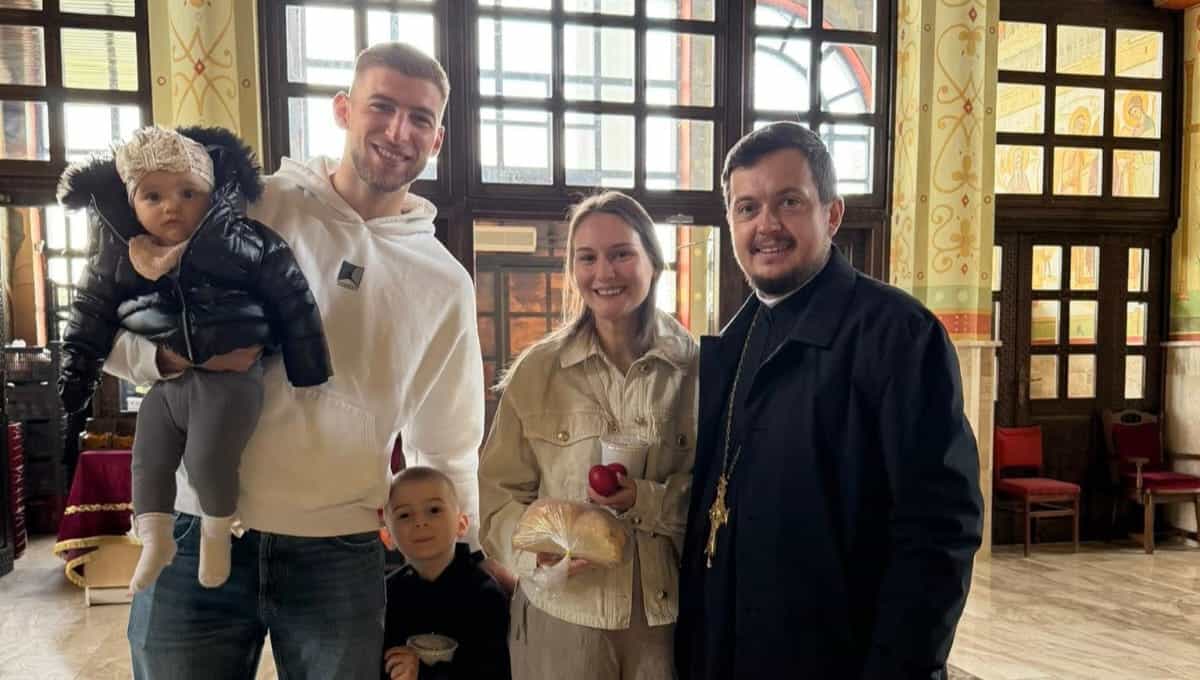 FOTO. Povestea incredibilă a preotului Dan Cismaș, care l-a binecuvântat de Paște pe jucătorul U Cluj, Jovo Lukic
