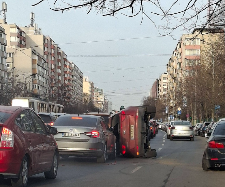 Accident lângă Spitalul Colentina din București. Șase mașini implicate, una s-a răsturnat. O femeie a ajuns la spital Accident lângă Spitalul Colentina din București. Șase mașini implicate, una s-a răsturnat. O femeie a ajuns la spital