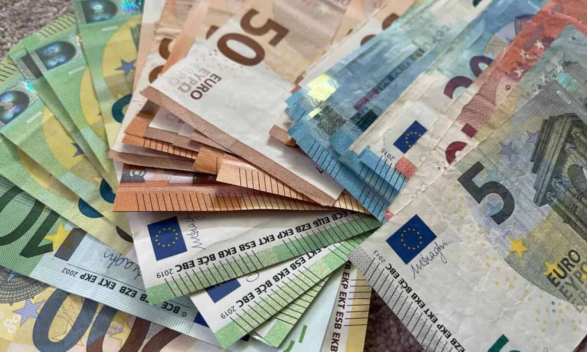 A cumpărat țuică și legume cu euro falși. Cum a țepuit un bărbat din Alba mai mulți producători locali