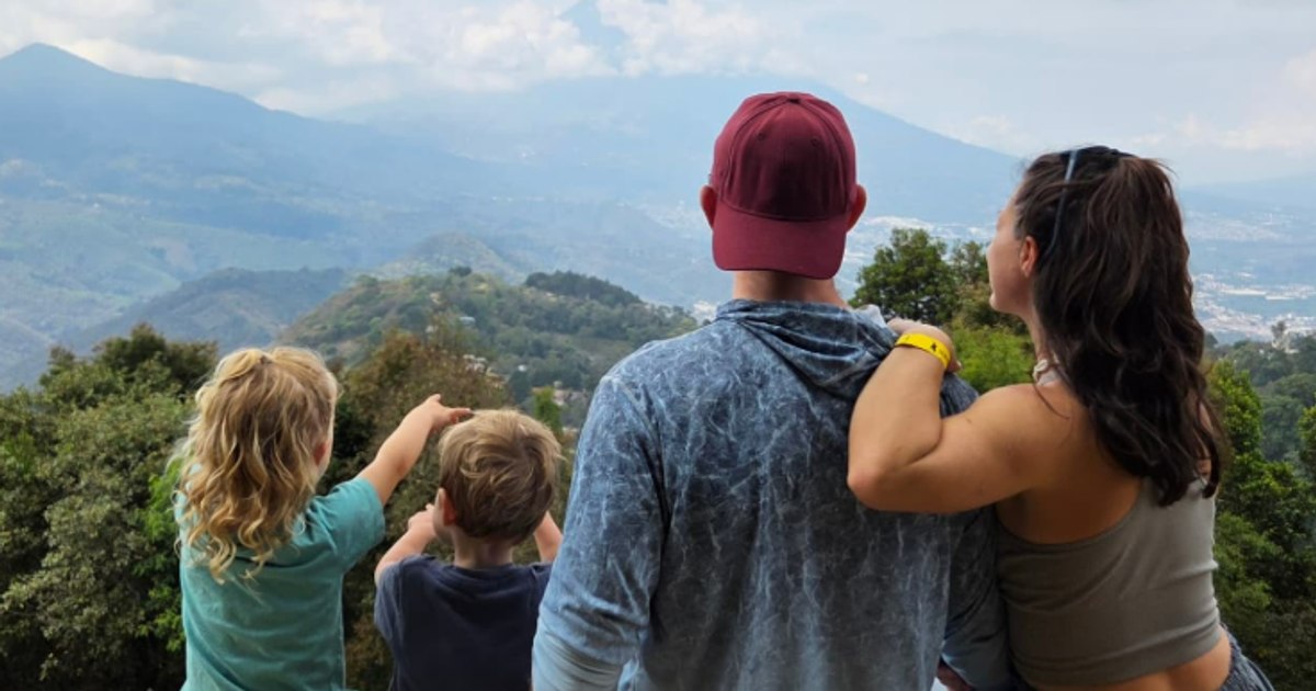 O familie cu doi copii a vândut tot și a plecat în jurul lumii: „Nu au nevoie de școală”