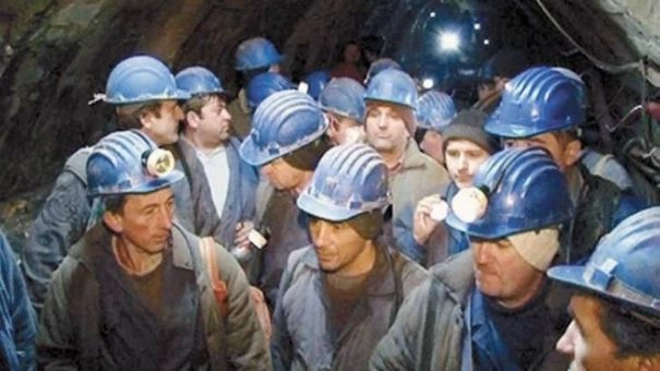 Sute de mineri protestează în faţa sediului Complexului Energetic Oltenia din Târgu Jiu