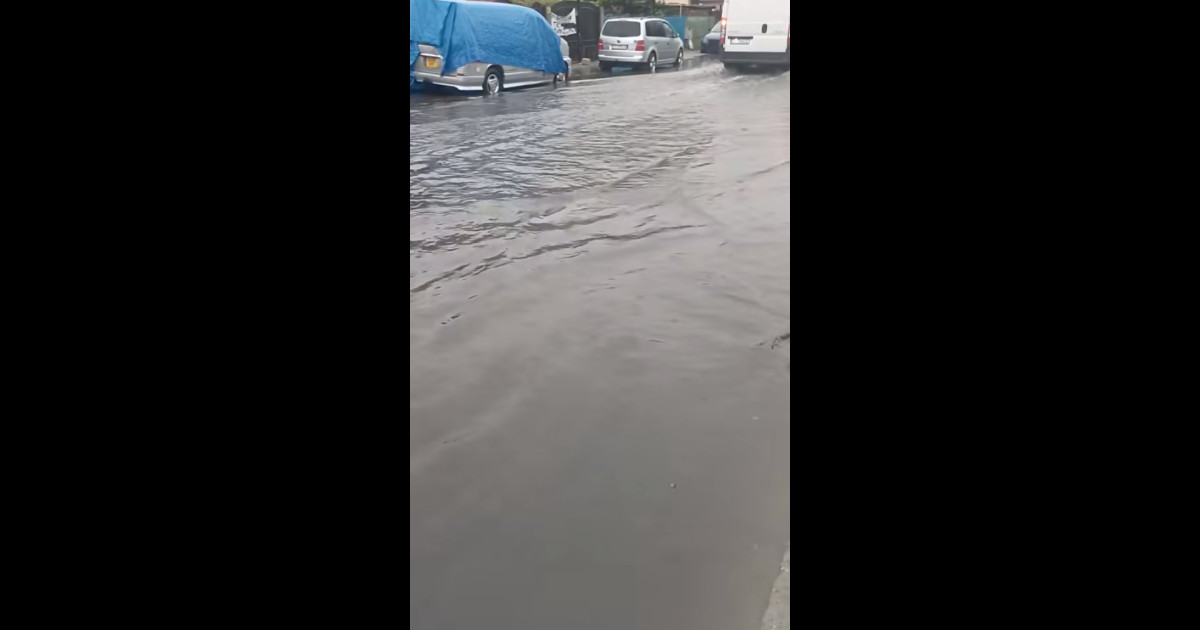 Străzi inundate în Slatina după ploile abundente din ultimele ore. Când s-ar putea opri furtuna