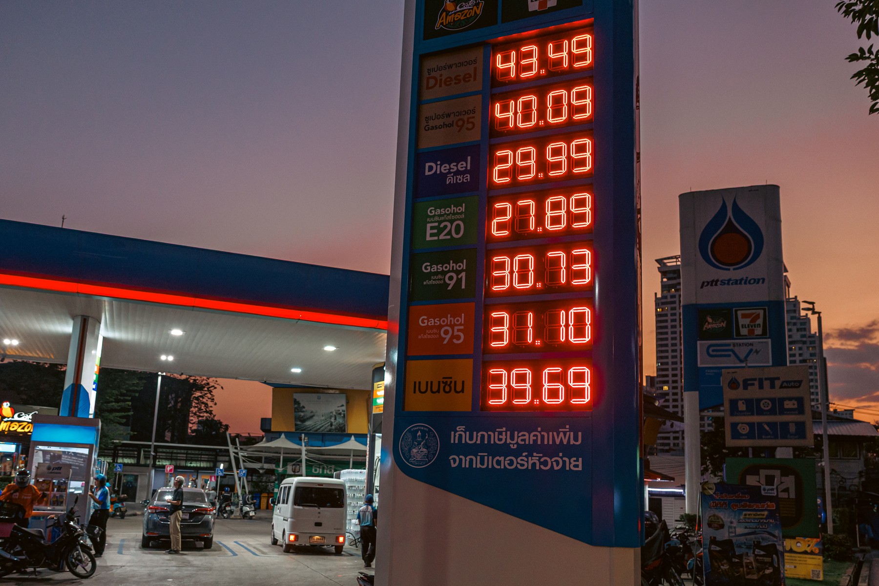 Prețul petrolului crește din nou, în ciuda anunțului lui Trump despre „distrugerea completă” a insulei strategice Kharg