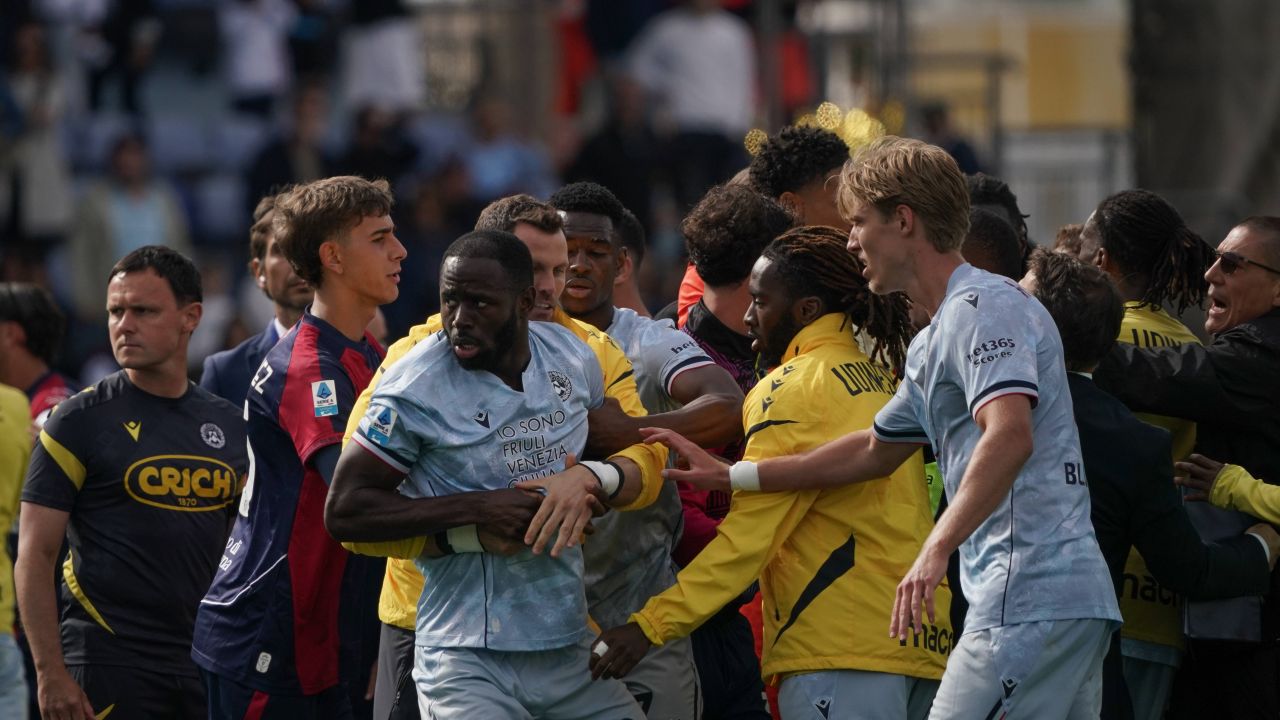 Acuzații de rasism la un meci din Italia: ”Acest laș m-a făcut maimuță! Serie A? Luați măsuri?” Acuzații de rasism la un meci din Italia: ”Acest laș m-a făcut maimuță! Serie A? Luați măsuri?”