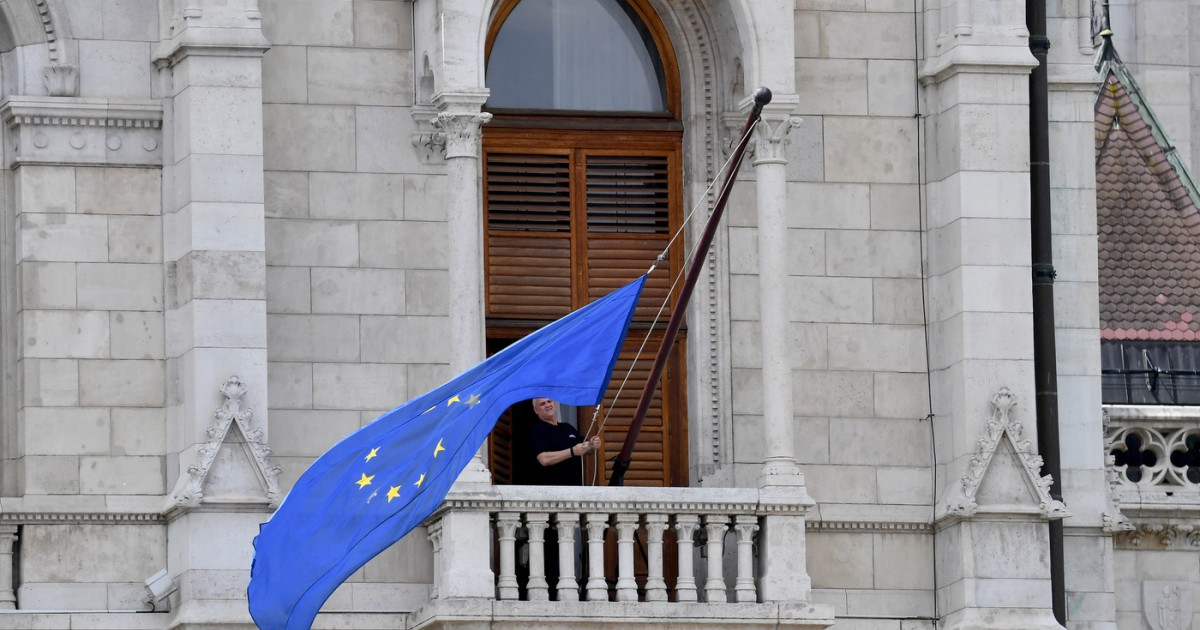 Drapelul Uniunii Europene a revenit pe clădirea Parlamentului de la Budapesta după 12 ani de absență. FIDESZ nu a aplaudat decizia