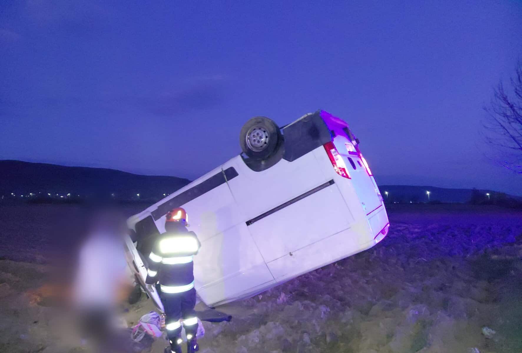 FOTO. Dubiță răsturnată pe plafon în județul Cluj în Sâmbăta Mare. Două persoane evaluate medical