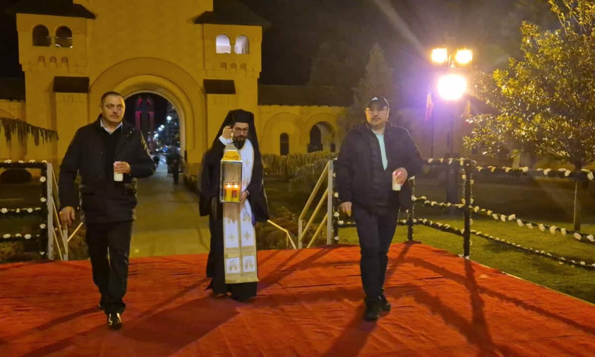 VIDEO: Lumina Sfântă a ajuns la Catedrala Încoronării din Alba Iulia