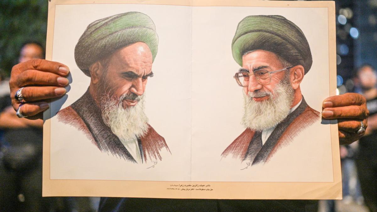 Iranul a încălcat regula lăsată cu limbă de moarte de ayatollahul Ruhollah Khomeini, primul lider suprem al țării Iranul a încălcat regula lăsată cu limbă de moarte de ayatollahul Ruhollah Khomeini, primul lider suprem al țării