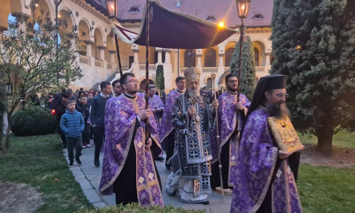 VIDEO: Slujba din VINEREA MARE la Catedrala Încoronării în Alba Iulia. Procesiunea cu Sfântul Epitaf, Prohodul Domnului