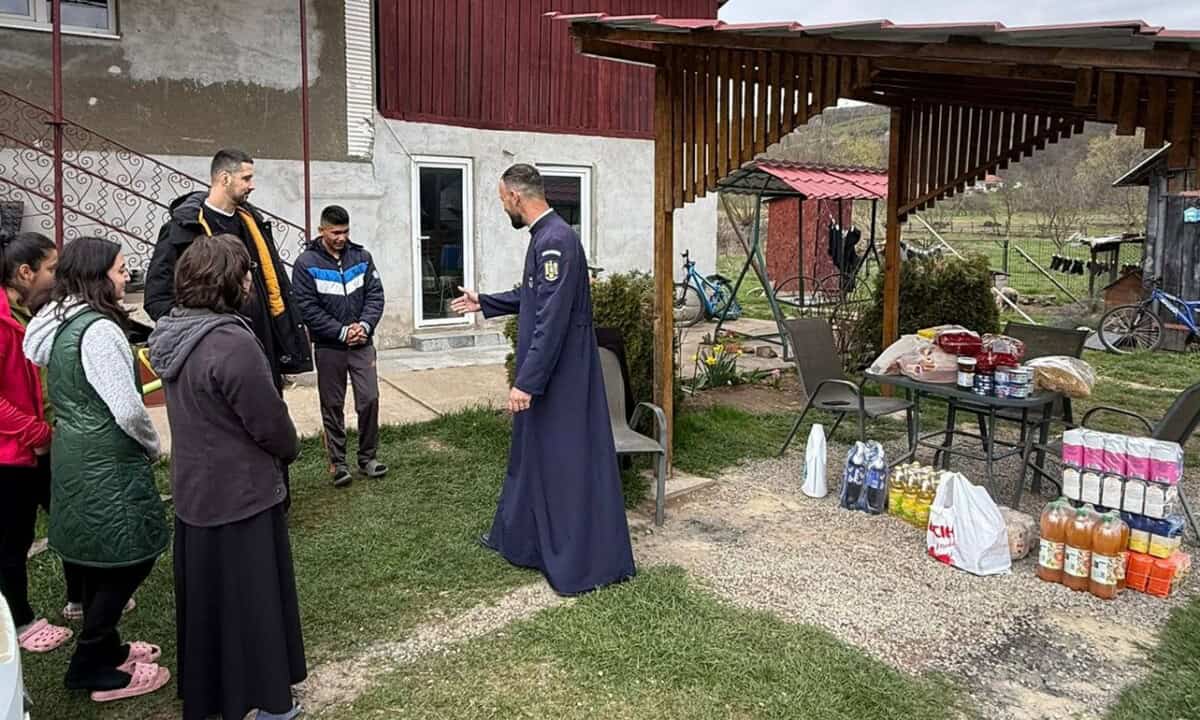 FOTO: Patru familii din Alba au primit ajutor de Paște de la jandarmi. Campanie umanitară de sărbători FOTO: Patru familii din Alba au primit ajutor de Paște de la jandarmi. Campanie umanitară de sărbători
