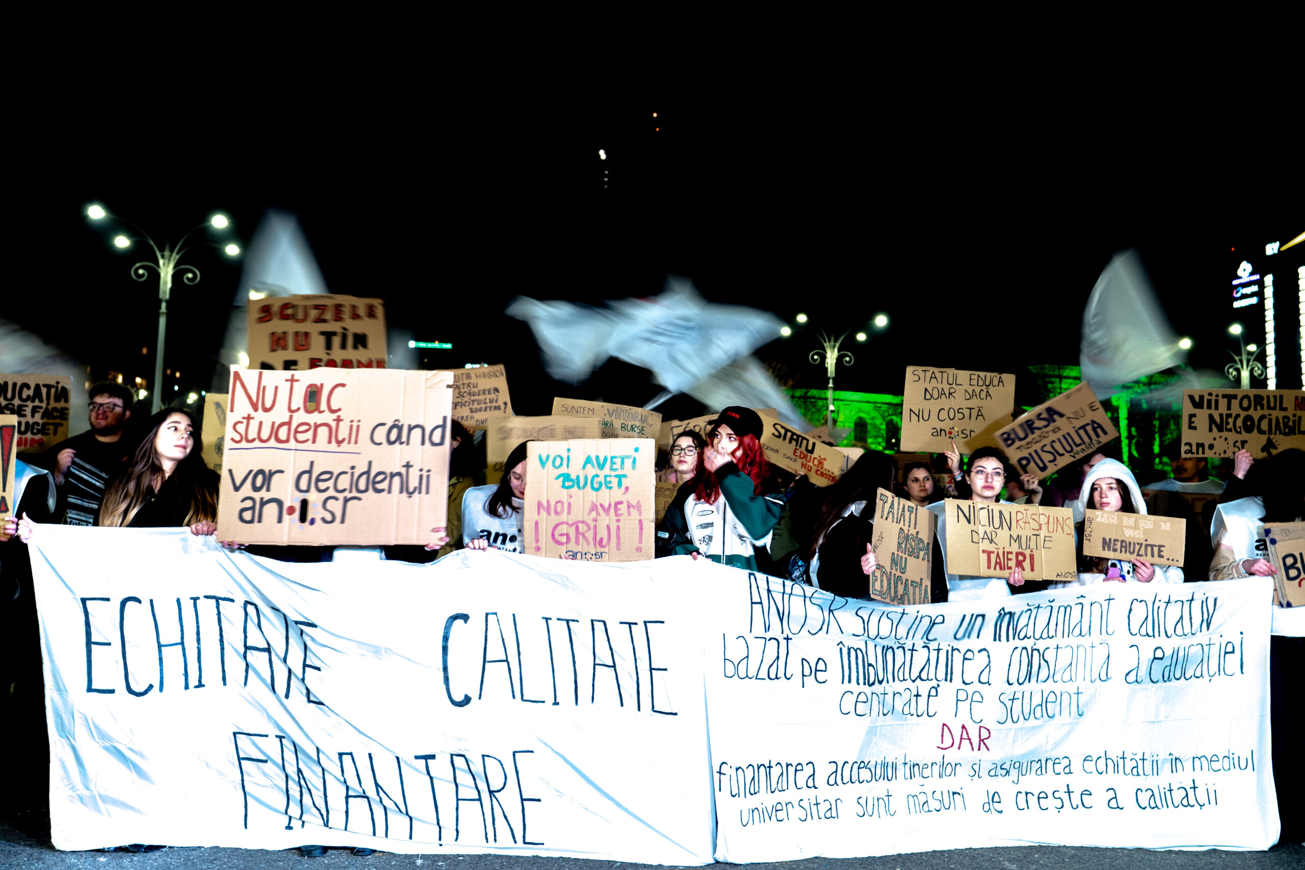 Ministrul Educaţiei a venit să vorbească cu studenţii care protestau în Piaţa Victoriei. Ce le-a transmis – VIDEO Ministrul Educaţiei a venit să vorbească cu studenţii care protestau în Piaţa Victoriei. Ce le-a transmis – VIDEO