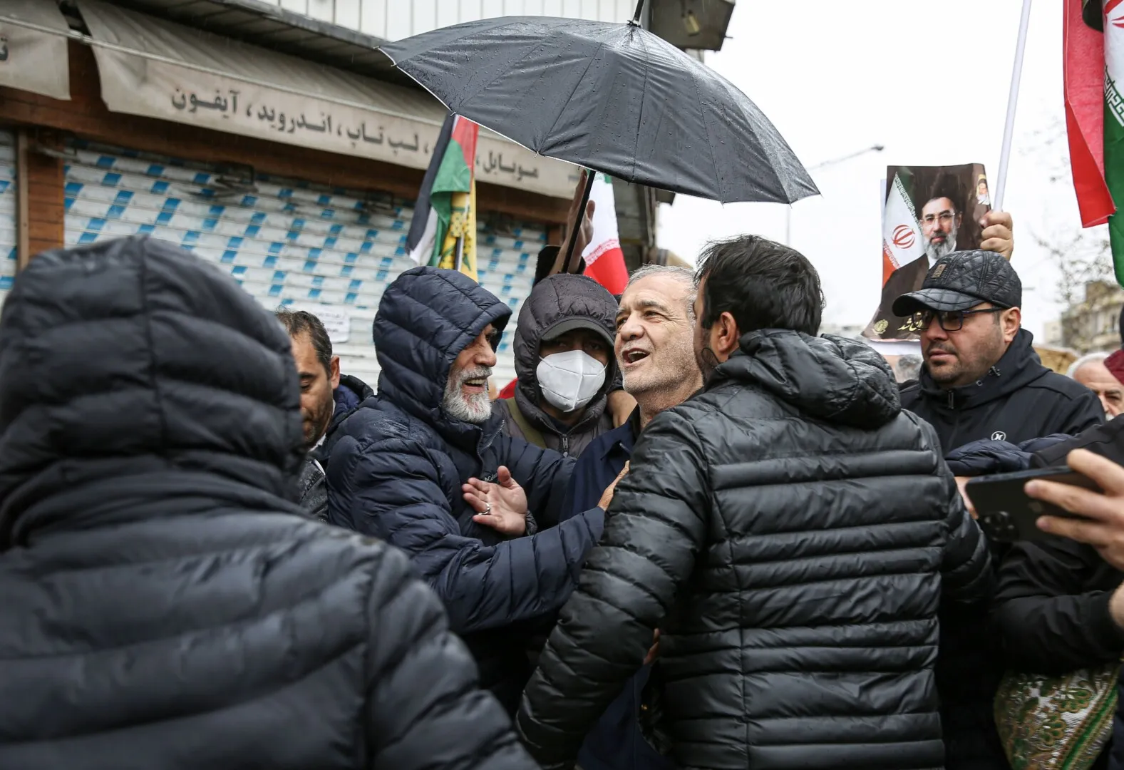VIDEO Sfidare totală a iranienilor: lumea a ieșit în stradă în favoarea regimului, în plin război cu SUA / Președintele și şeful securităţii au mărșăluit alături de oameni