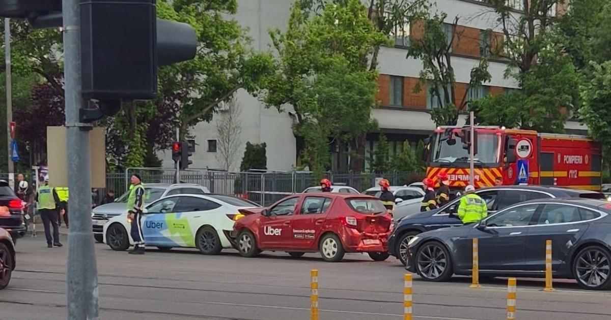 Alexandru Rafila, implicat într-un accident cu 4 maşini în nordul Capitalei. Unul dintre şoferi, la spital Alexandru Rafila, implicat într-un accident cu 4 maşini în nordul Capitalei. Unul dintre şoferi, la spital