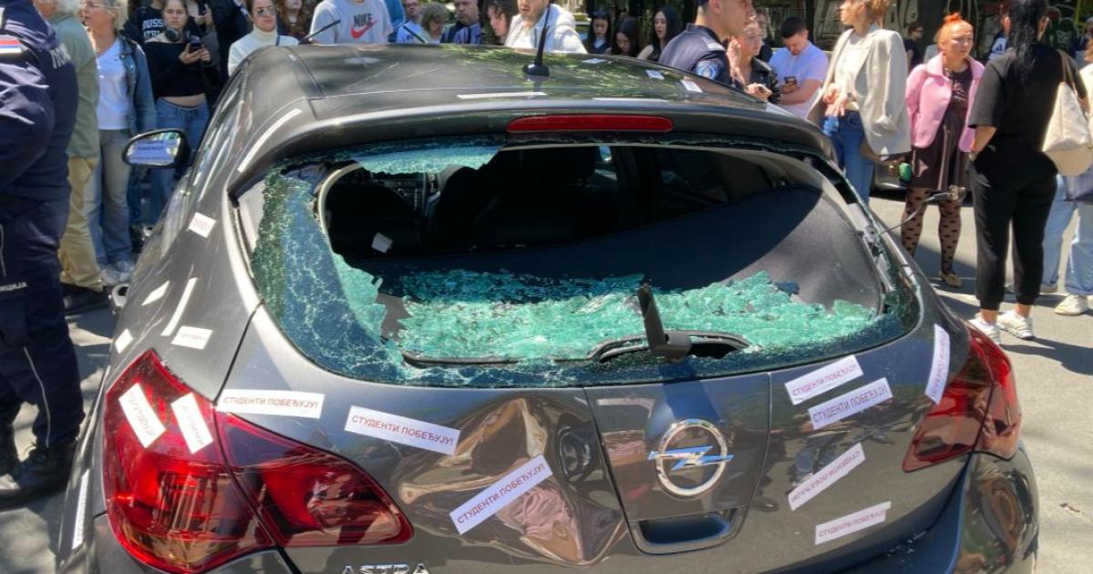 O mașină a intrat într-o mulțime de manifestanți anti-guvern de la Belgrad