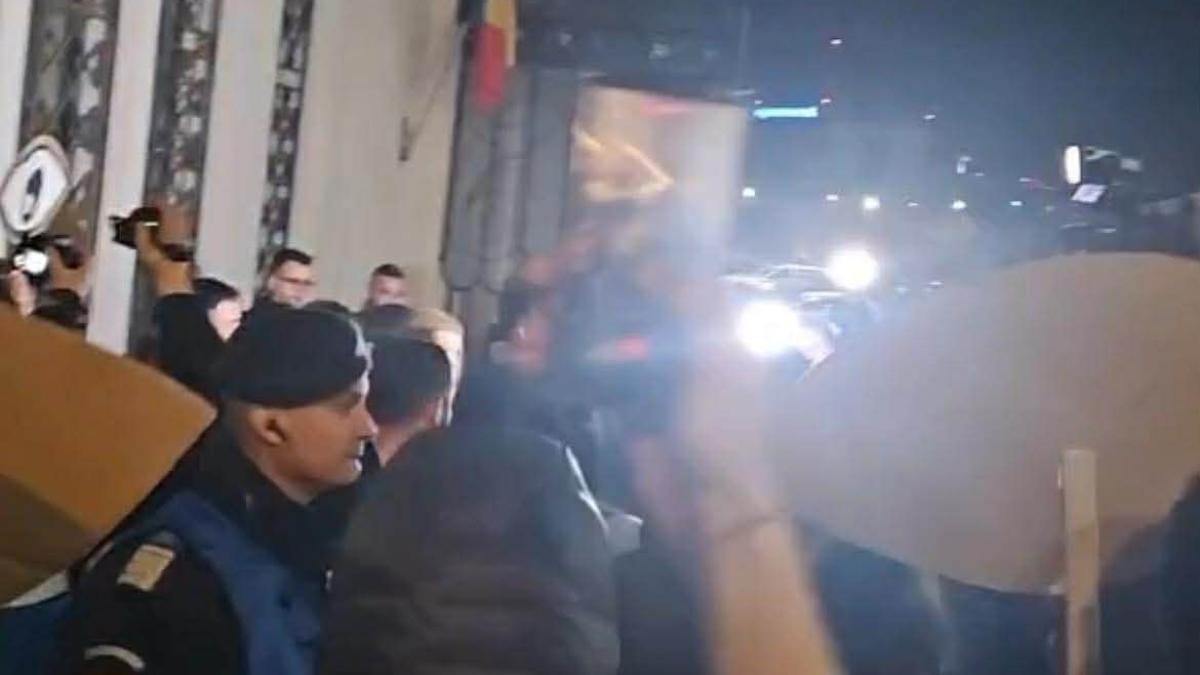Protest în fața Palatului Cotroceni împotriva propunerilor pentru conducerea marilor Parchete. Nicușor Dan, dialog cu protestatarii