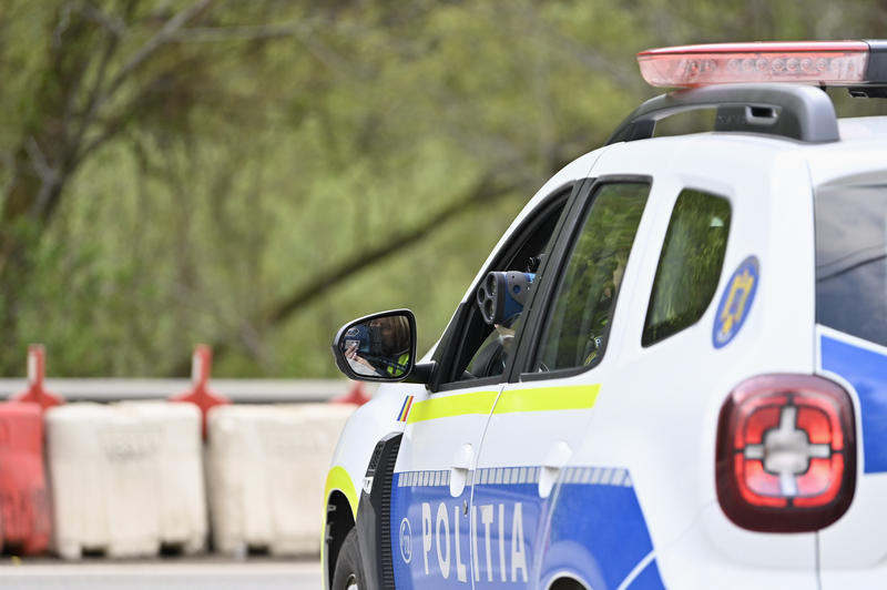 Accident cu trei mașini şi un moped, în Bucureşti. A fost avariat şi un troleibuz / Doi bărbaţi au fost duși la spital Accident cu trei mașini şi un moped, în Bucureşti. A fost avariat şi un troleibuz / Doi bărbaţi au fost duși la spital