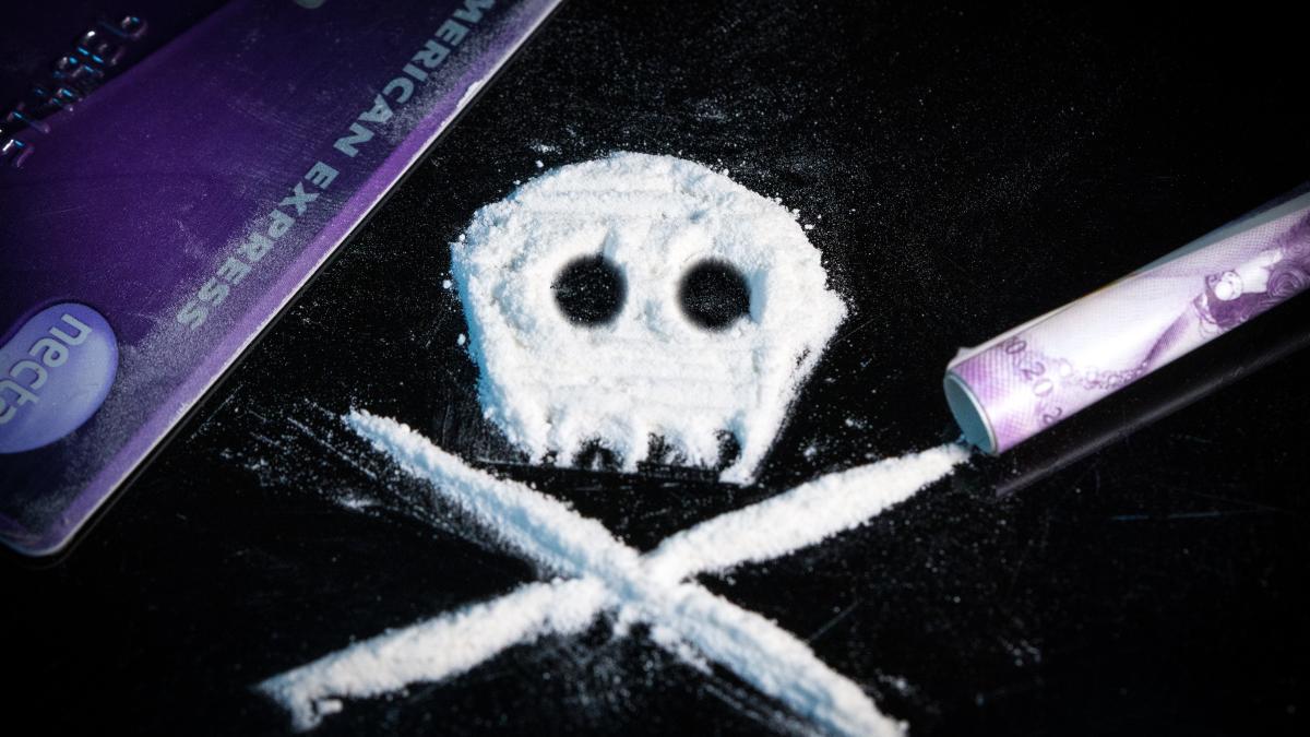 Bărbat urmărit internațional pentru trafic de cocaină, prins la Roman. Ar fi încercat să introducă în Regatul Unit 500 de kilograme de droguri Bărbat urmărit internațional pentru trafic de cocaină, prins la Roman. Ar fi încercat să introducă în Regatul Unit 500 de kilograme de droguri