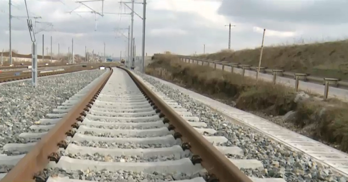 Incendiu la locomotiva unui tren pe ruta Râmnicu Vâlcea–Sibiu. Pasagerii au fost evacuați, DN 7 și calea ferată, blocate