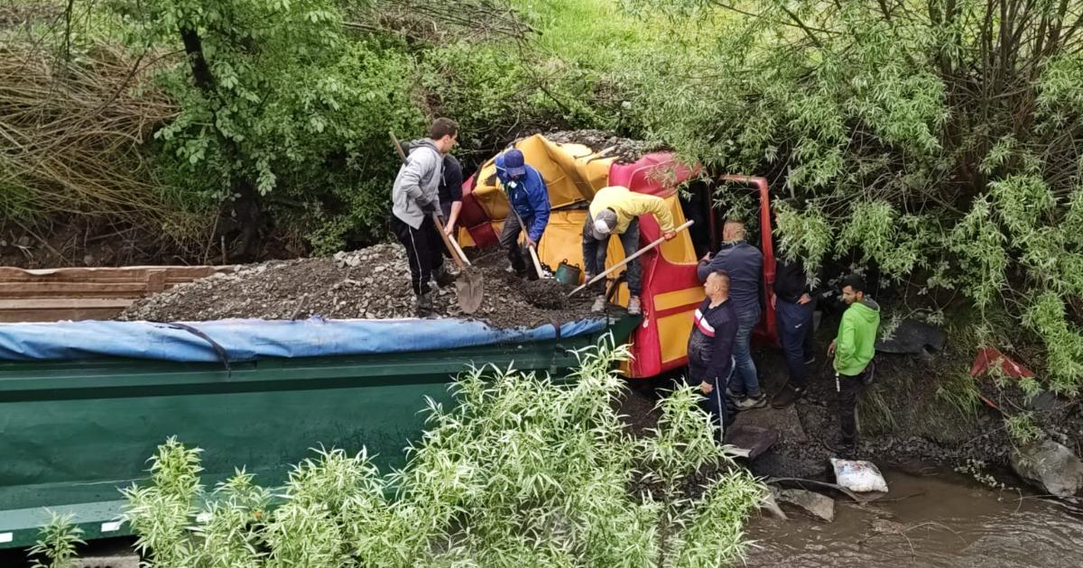 Camion care transporta piatră, răsturnat pe un drum în Bistriţa-Năsăud. Şoferul a rămas prins sub încărcătură