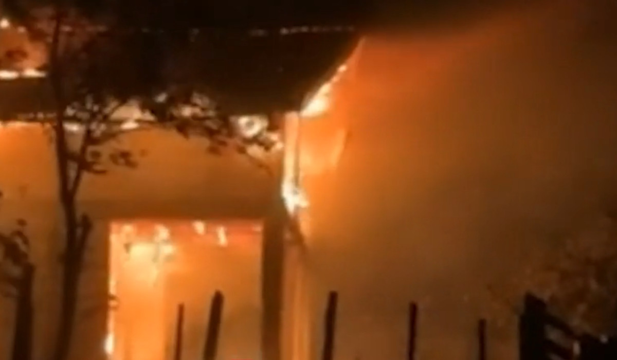 Casă incendiată de un fulger în Galaţi. Un bărbat a încercat să stingă focul şi a ajuns la spital cu arsuri Casă incendiată de un fulger în Galaţi. Un bărbat a încercat să stingă focul şi a ajuns la spital cu arsuri