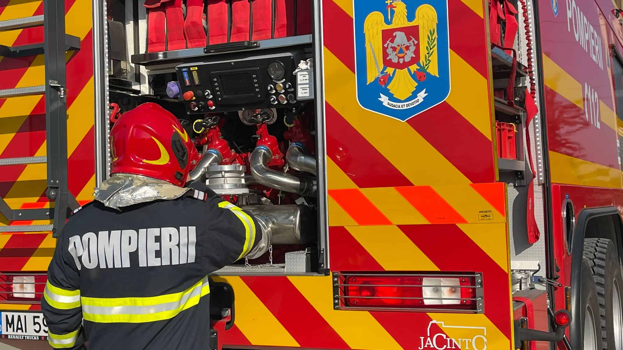 Accident între un autoturism și un autocamion, la Coșlariu Nou. Intervin pompierii de la Secția Aiud