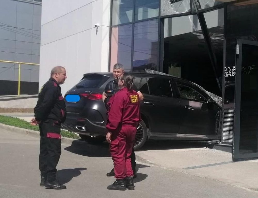 O mașină a lovit un bancomat și a rănit o trecătoare la Galați, după o parcare ratată