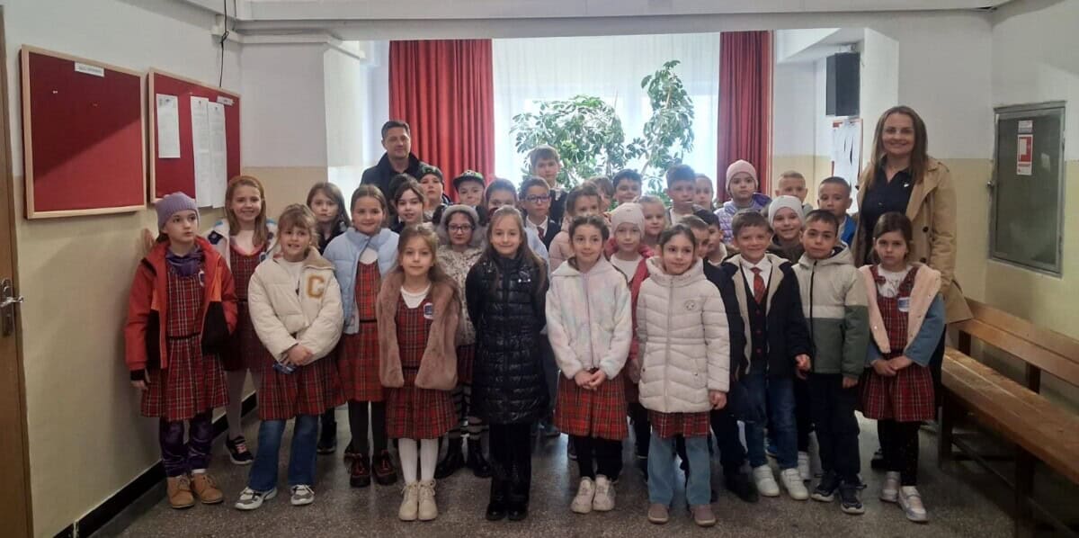 FOTO: Elevi de la Școala Gimnazială din Ciugud, „mici judecători” în cadrul unei acțiuni educative la Tribunalul Alba FOTO: Elevi de la Școala Gimnazială din Ciugud, „mici judecători” în cadrul unei acțiuni educative la Tribunalul Alba