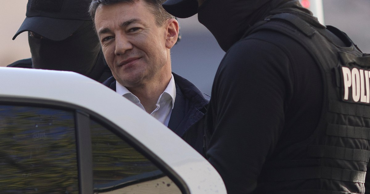România îl extrădează pe Alexandru Bălan, fostul adjunct al serviciilor secrete din Moldova, acuzat de spionaj în favoarea KGB Belarus România îl extrădează pe Alexandru Bălan, fostul adjunct al serviciilor secrete din Moldova, acuzat de spionaj în favoarea KGB Belarus