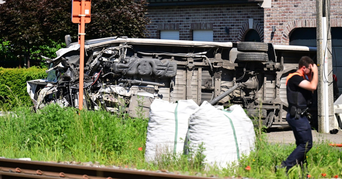 Un tren regional s-a ciocnit cu un microbuz școlar în Belgia: mai multe victime Un tren regional s-a ciocnit cu un microbuz școlar în Belgia: mai multe victime