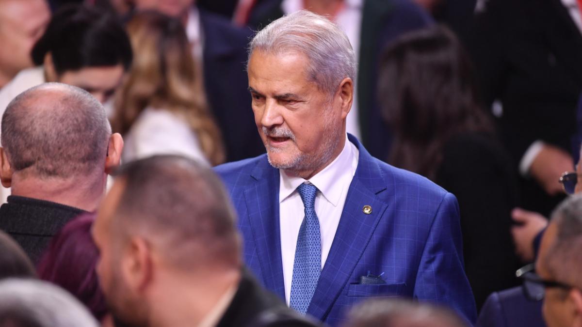 „La noi se circulă invers, tu ai volanul pe cealaltă parte”. Moment istoric, din vremea lui Adrian Năstase, care a schimbat România „La noi se circulă invers, tu ai volanul pe cealaltă parte”. Moment istoric, din vremea lui Adrian Năstase, care a schimbat România