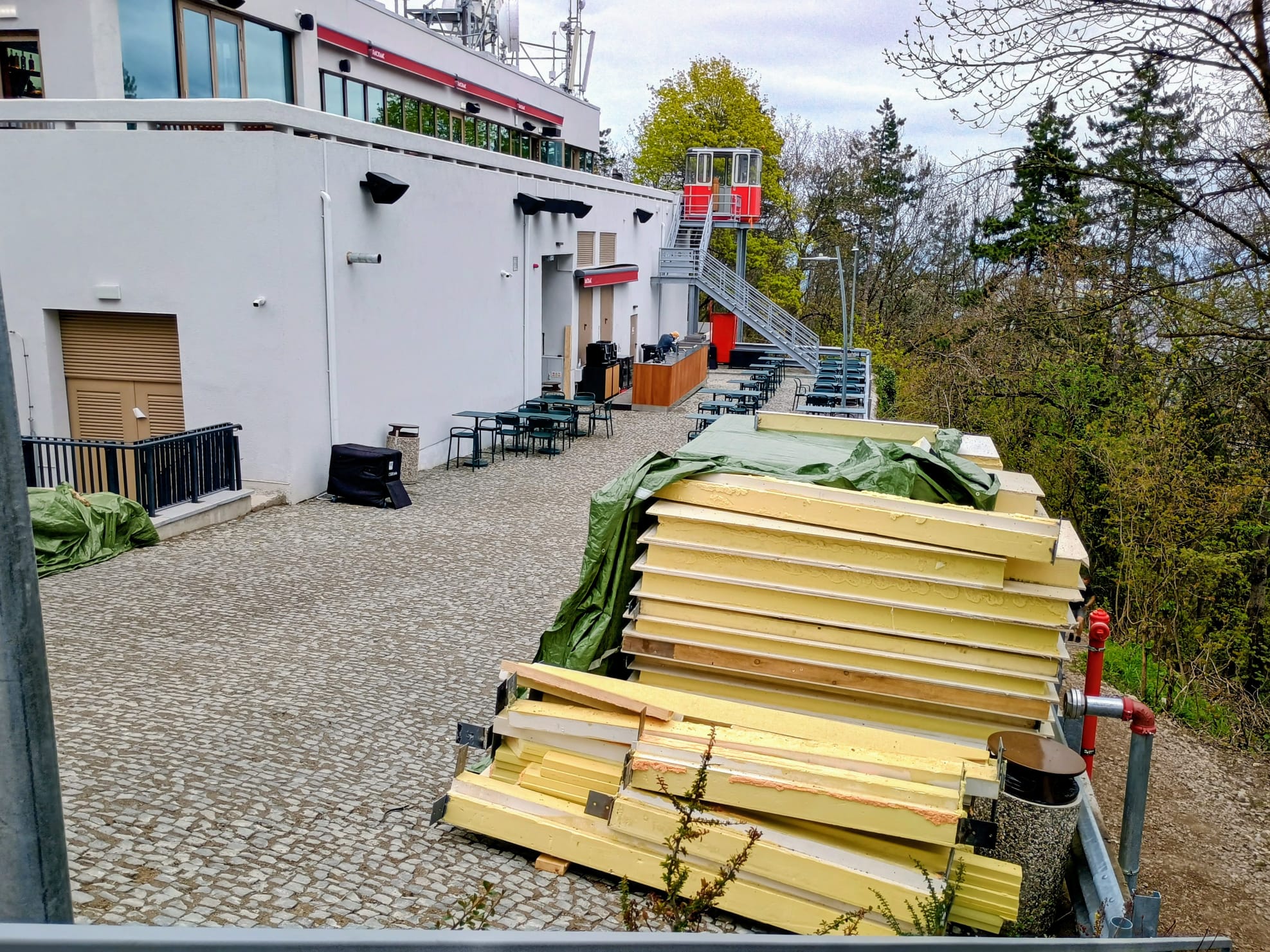 Controale pe Tâmpa, după amenințările lui Copos. „Legislația e clară”, spune ministra Mediului despre restaurantul din vârful muntelui Controale pe Tâmpa, după amenințările lui Copos. „Legislația e clară”, spune ministra Mediului despre restaurantul din vârful muntelui