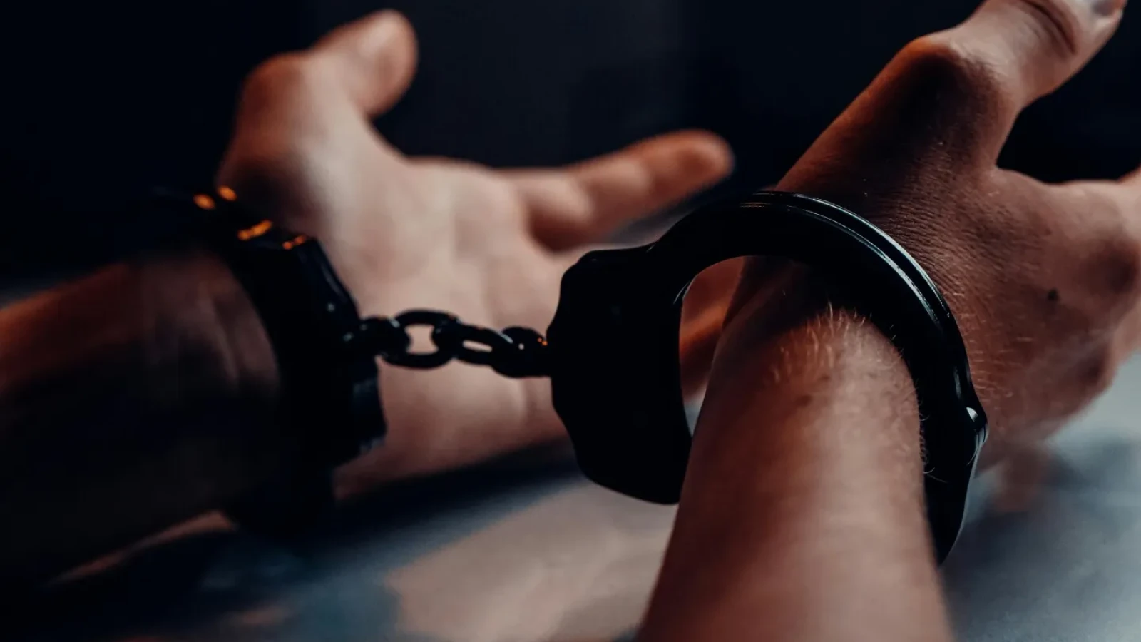 Bărbat de 32 de ani din Călărași, arestat pentru viol și tentativă de viol asupra a două minore de 10 și 14 ani Bărbat de 32 de ani din Călărași, arestat pentru viol și tentativă de viol asupra a două minore de 10 și 14 ani