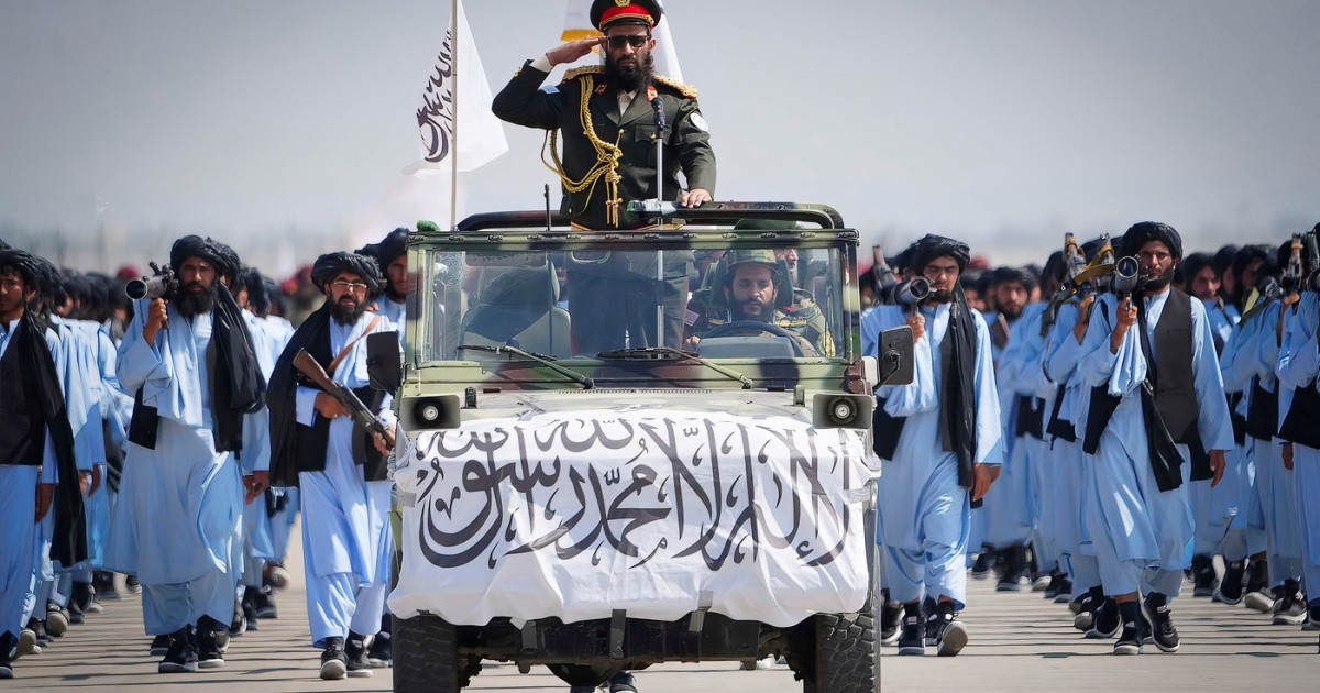 De la „grupare teroristă” la partener militar: Rusia a bătut palma cu talibanii. Ce presupune acordul semnat cu regimul de la Kabul De la „grupare teroristă” la partener militar: Rusia a bătut palma cu talibanii. Ce presupune acordul semnat cu regimul de la Kabul