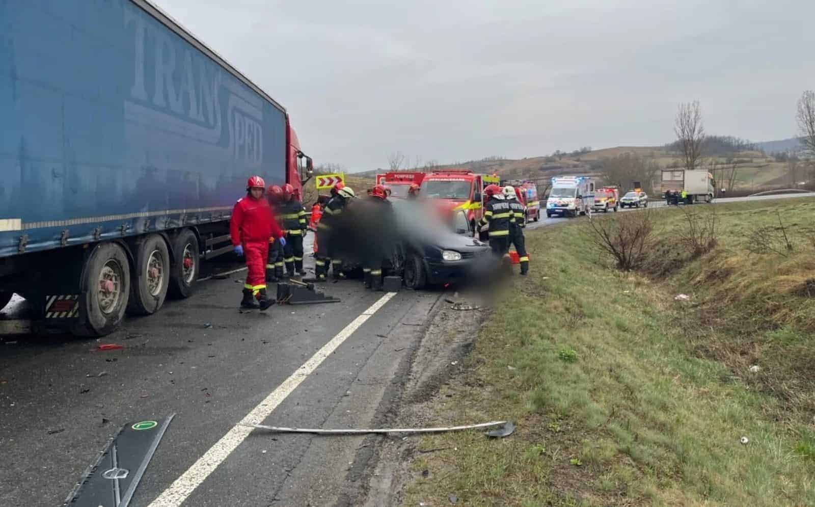 FOTO&VIDEO: Cinci bărbați decedați într-un accident GRAV, produs în județul Cluj. Impact între un autoturism și două autocamio