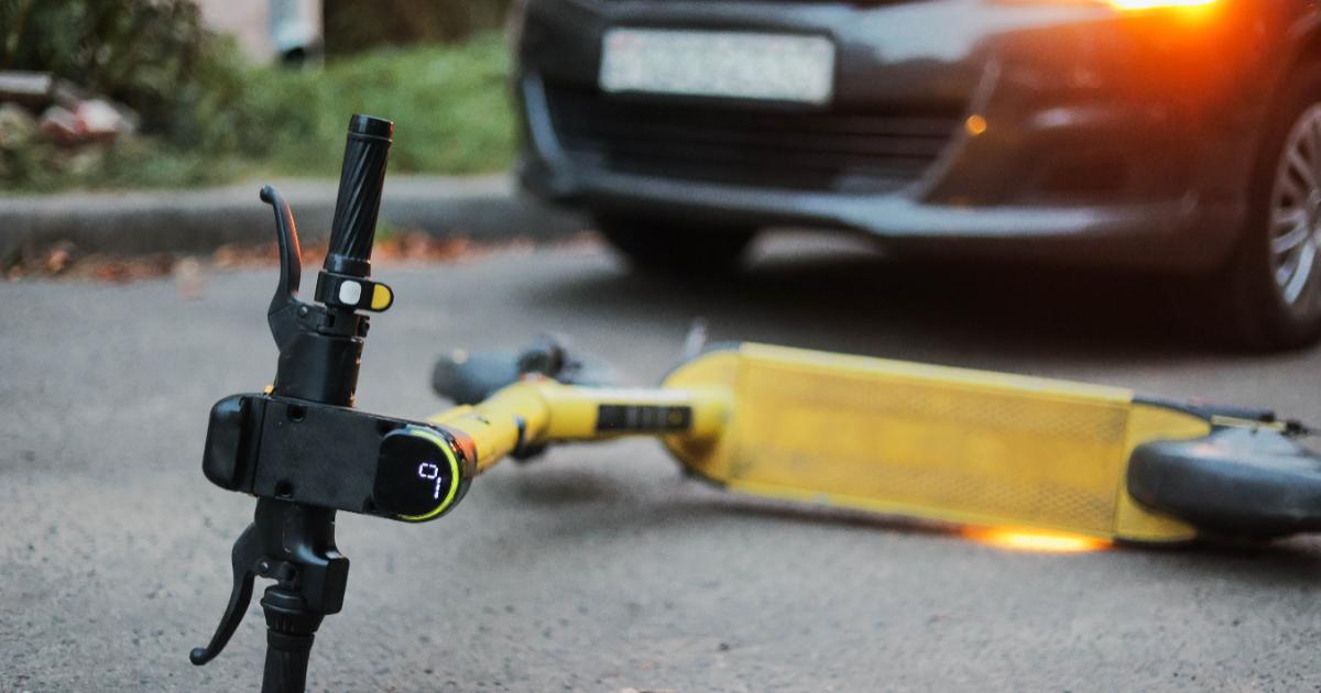 Doi copii pe trotinetă electrică, acroşaţi de o maşină în Sibiu. Şoferiţa nu s-ar fi asigurat Doi copii pe trotinetă electrică, acroşaţi de o maşină în Sibiu. Şoferiţa nu s-ar fi asigurat