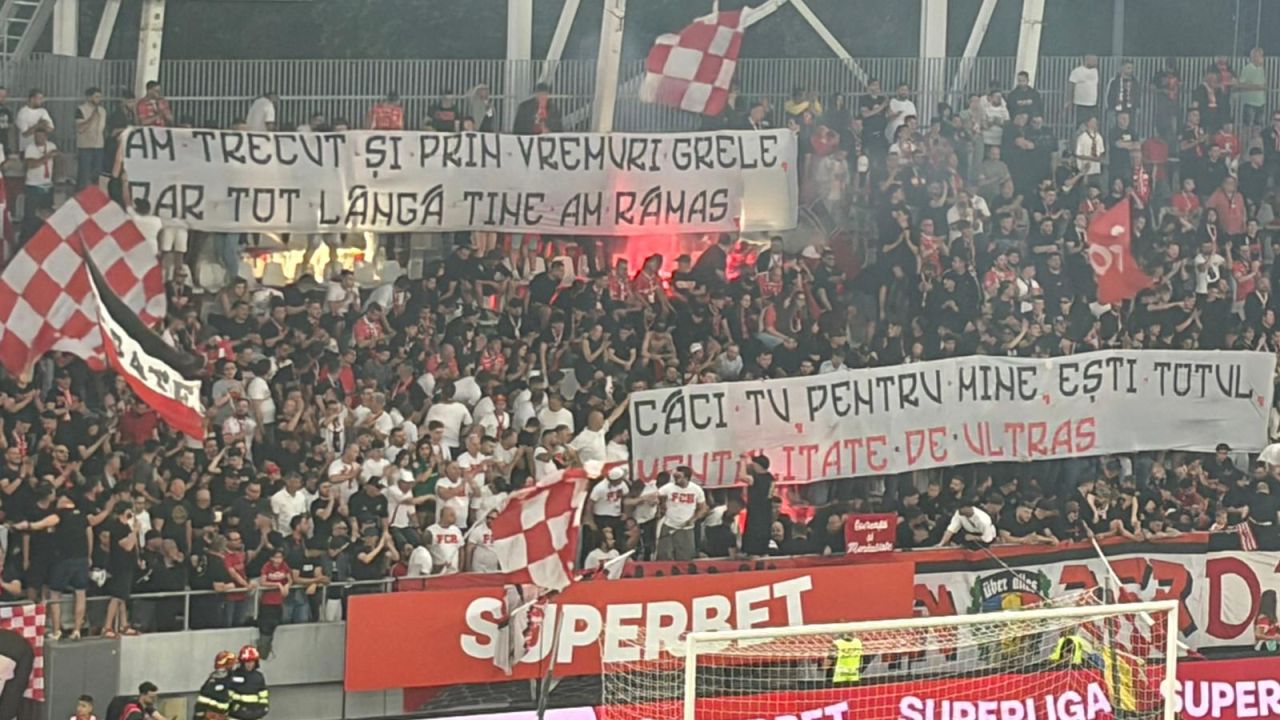 Mesajul fanilor lui Dinamo, pe „Arcul de Triumf”, la derby-ul pentru Europa cu FCSB Mesajul fanilor lui Dinamo, pe „Arcul de Triumf”, la derby-ul pentru Europa cu FCSB