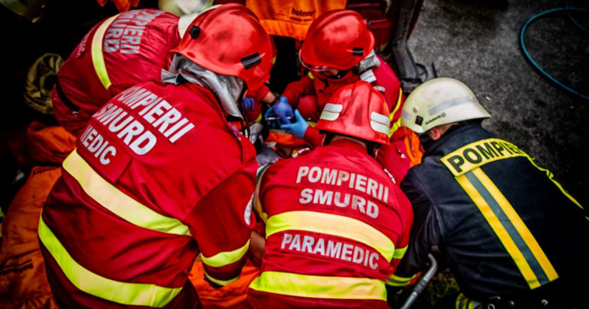 Accident grav cu trei mașini pe DN 1, în Brașov. Un copil a murit, alte opt persoane au fost duse la spital Accident grav cu trei mașini pe DN 1, în Brașov. Un copil a murit, alte opt persoane au fost duse la spital