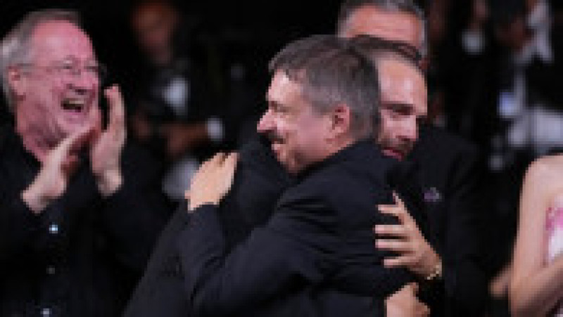 Sebastian Stan &icirc;l &icirc;mbrățișează pe Cristian Mungiu, după c&acirc;știgarea premiului la Cannes. Sursa: Profimedia | Poza 6 din 9