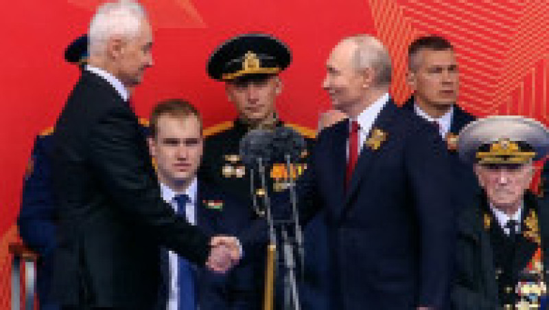 Andrei Belousov, ministrul Apărării al Rusiei, și președintele Vladimir Putin (din st&acirc;nga la dreapta, &icirc;n prim-plan) &icirc;și str&acirc;ng m&acirc;inile &icirc;n timpul paradei militare pe Piața Roșie, cu ocazia Zilei Victoriei. Foto: Profimedia | Poza 6 din 6