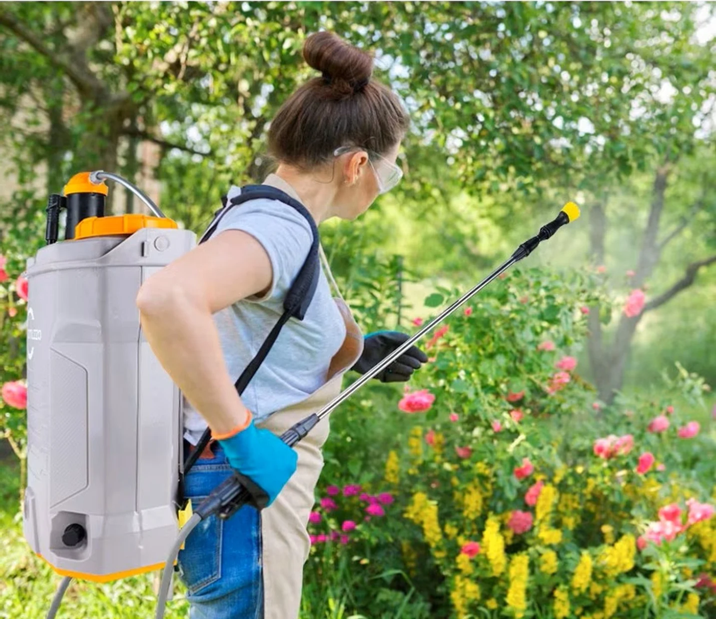 persoană echipată cu ochelari de protecție folosind pompă de stropit Foto eMAG