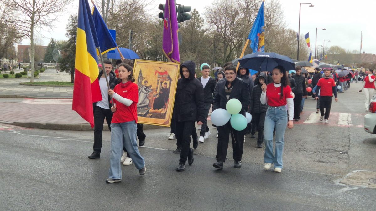 VIDEO: Marșul pentru viață, manifestare anti avort la Alba Iulia. Elevi, tineri, preoți și adulți în marș pe străzile din oraș