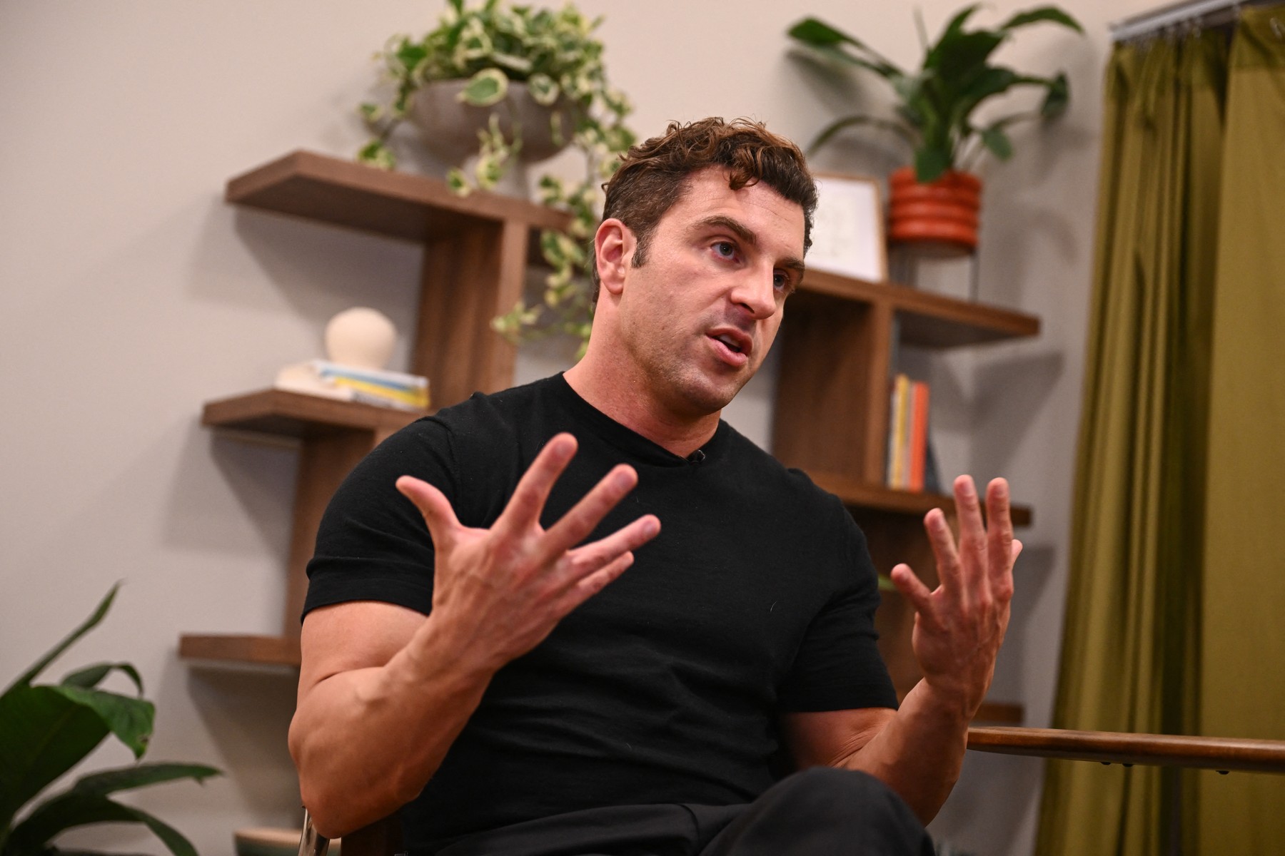 CEO-ul Airbnb prezice că două categorii de angajați nu vor supraviețui erei AI