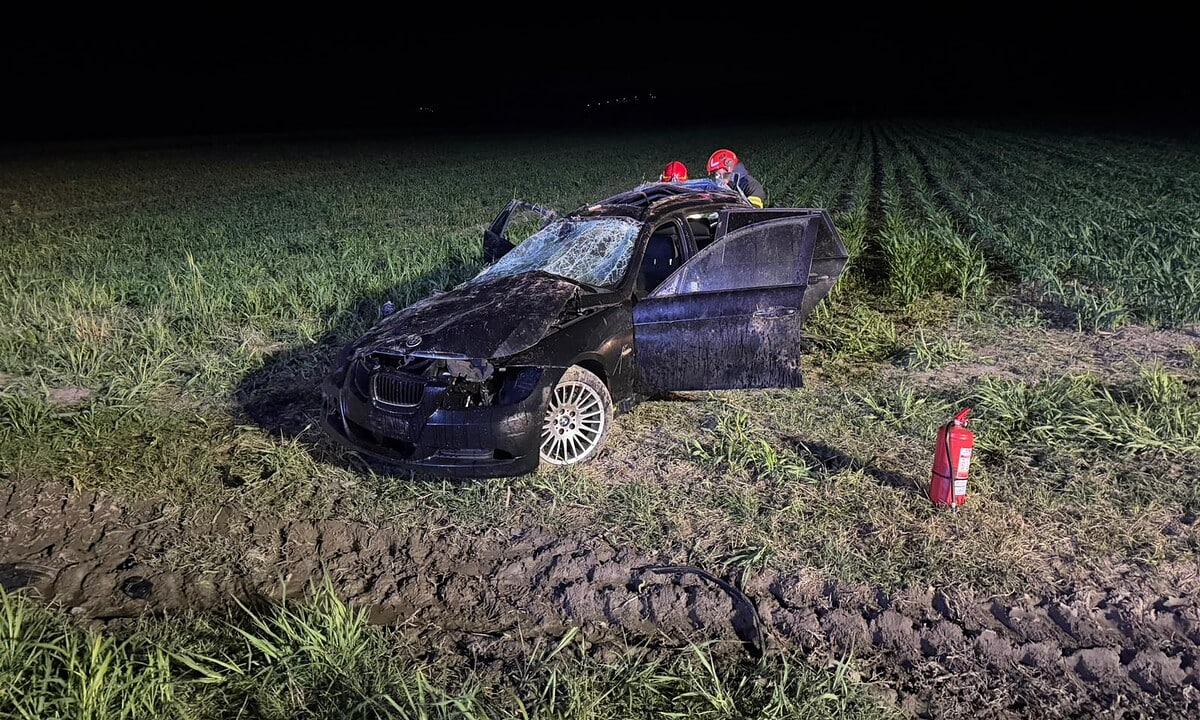 FOTO: ACCIDENT rutier la ieșirea din Teiuș spre Blaj. Un BMW s-a răsturnat în afara șoselei
