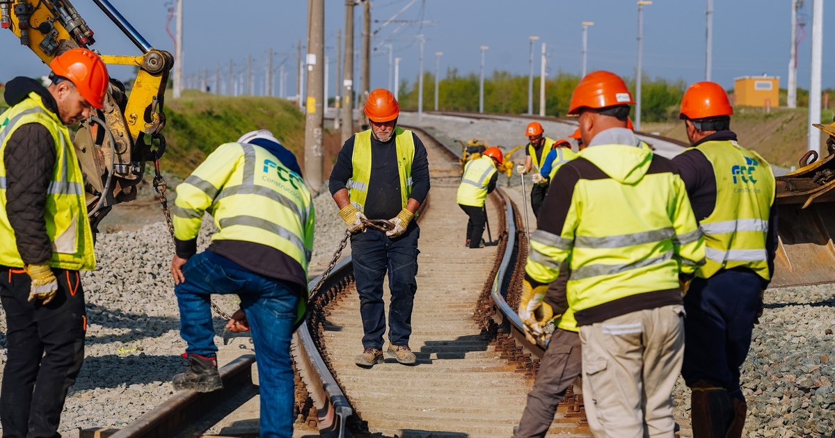 Încă 10 kilometri de cale ferată modernizată, cu fonduri PNRR, au fost dați în circulație în România Încă 10 kilometri de cale ferată modernizată, cu fonduri PNRR, au fost dați în circulație în România