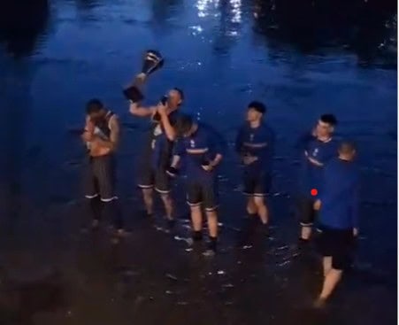 VIDEO. Baschetbaliștii U-BT s-au aruncat în Someș după cucerirea noului titlu, Tradiționala baie VIDEO. Baschetbaliștii U-BT s-au aruncat în Someș după cucerirea noului titlu, Tradiționala baie