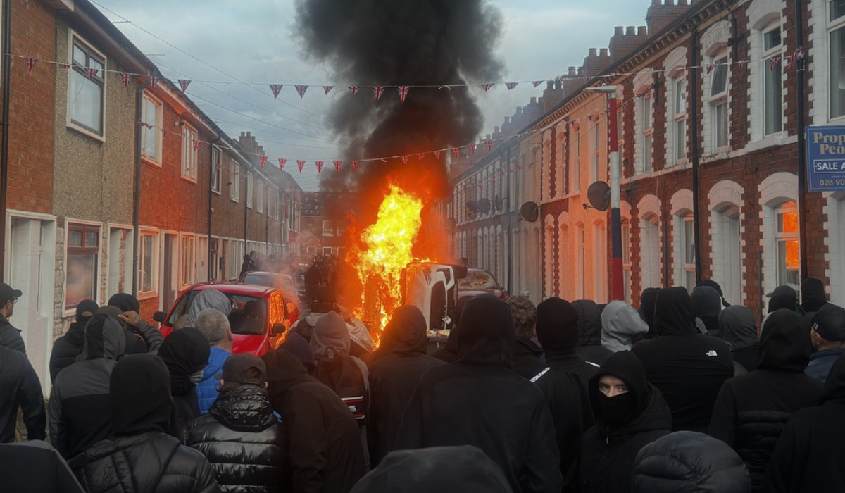 Proteste anti-imigraţie violente la Belfast, în urma unui atac armat comis de un sudanez