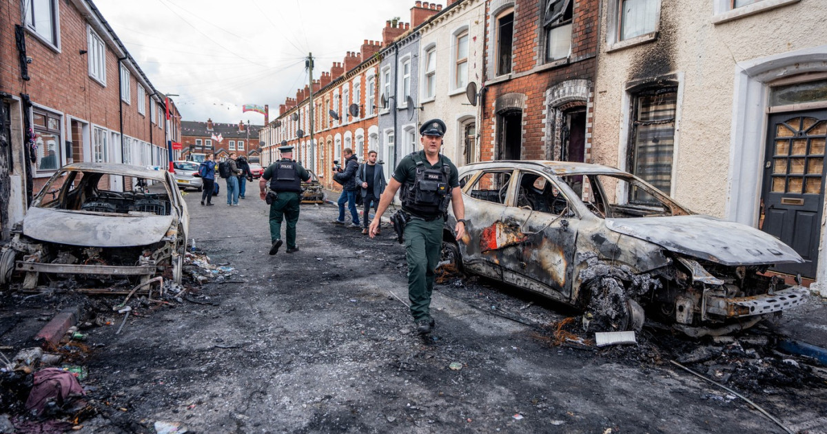 MAE: 20 de români din Irlanda de Nord sunt afectați direct de violențele anti-imigranți. Casele a 3 familii au fost vandalizate