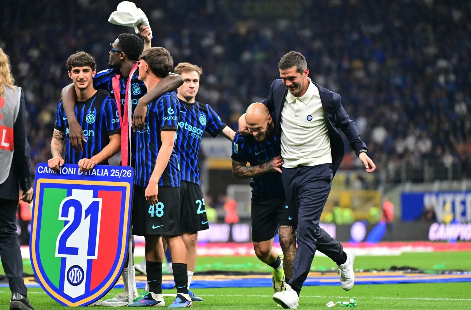 Cristian Chivu scrie istorie în Italia. Campion cu Inter după victoria cu Parma. Este al patrulea său titlu cu echipa milaneză Cristian Chivu scrie istorie în Italia. Campion cu Inter după victoria cu Parma. Este al patrulea său titlu cu echipa milaneză
